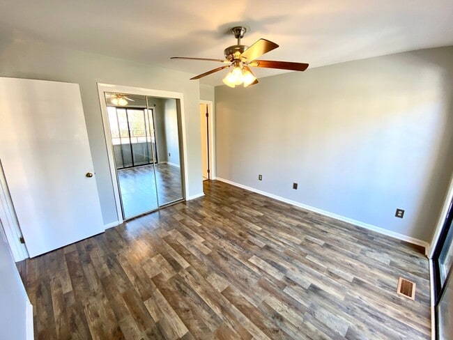 Building Photo - 1116 N Green Dr