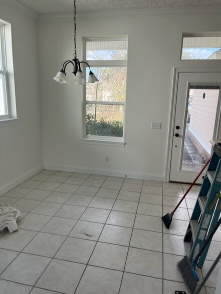 Building Photo - 4034 Oak Forest Dr