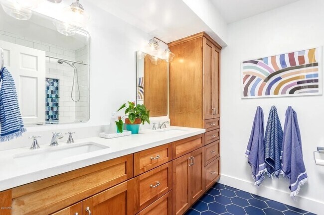 Building Photo - 8070 E Vía Bonita