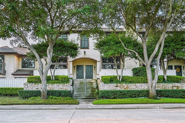 Building Photo - 5950 Lindenshire Ln