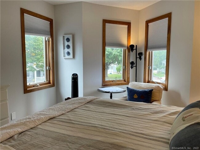 Building Photo - 105 Elm St