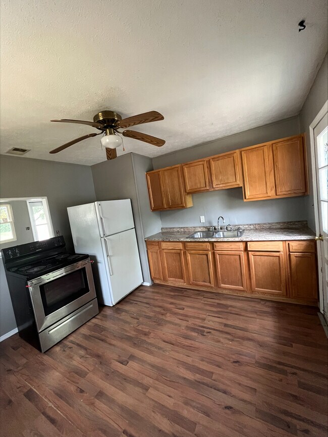 Building Photo - 156 N Avon Ave