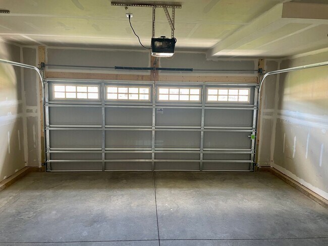 Building Photo - 105 Robinia Rd