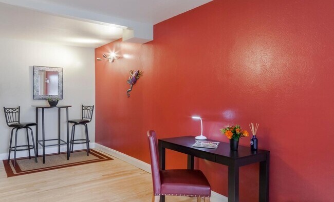 Building Photo - Pool-Side Condo in a Gated Community in Mapleton Hill!