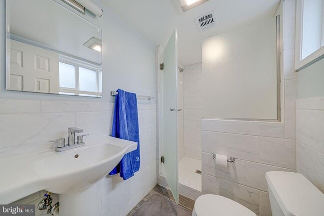 Building Photo - 6812 Beechview Dr