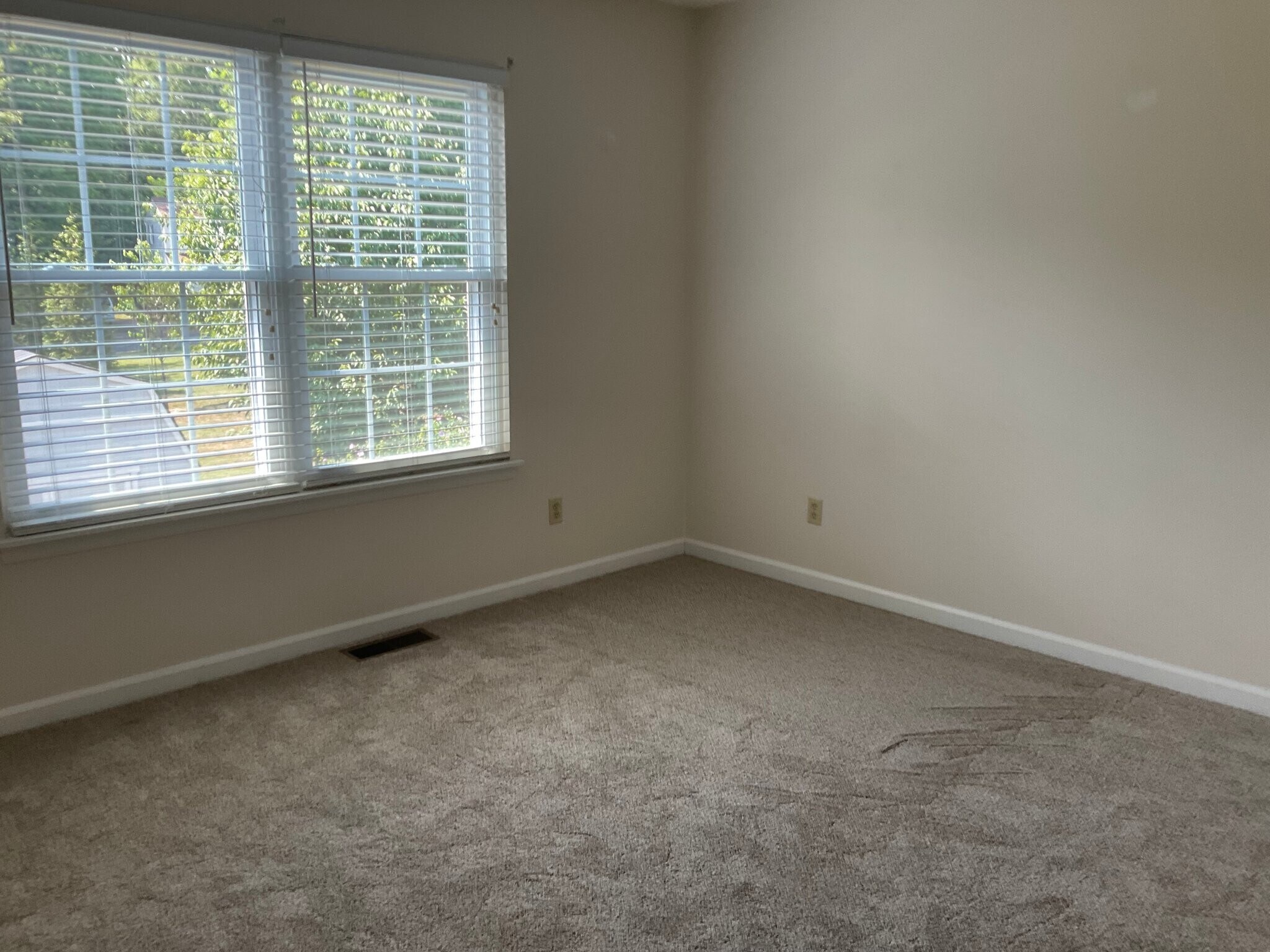 Building Photo - 142 Birdwood Ct