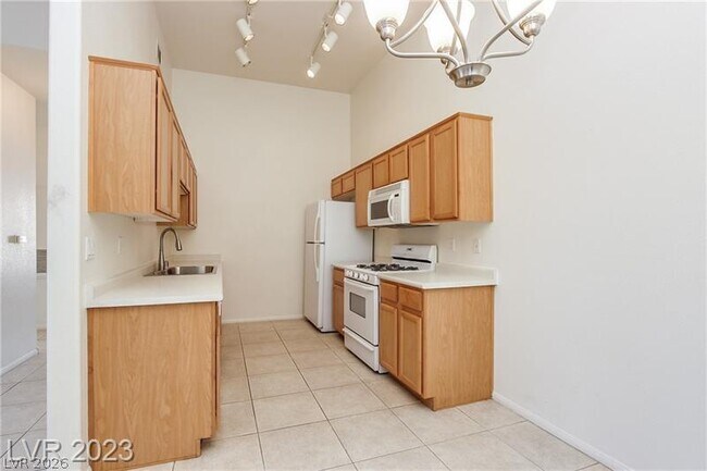 Building Photo - 2305 W Horizon Ridge Pkwy