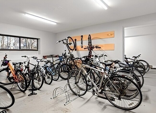 Building Photo - 32 Whites Ave