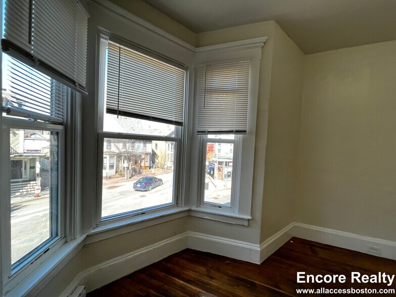 Building Photo - 100 River St