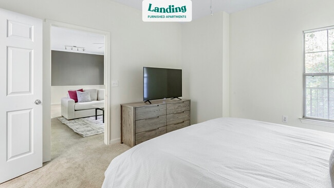 Building Photo - 900 Crowne Park Dr