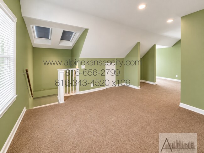 Building Photo - Cute HOUSE in Gillham Plaza, Gated Off Street Parking!