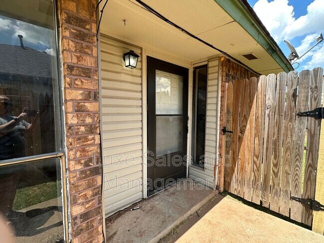 Building Photo - 3718 Southwind Ave