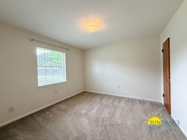 Building Photo - 3BR Home in Shalimar Near Eglin AFB!