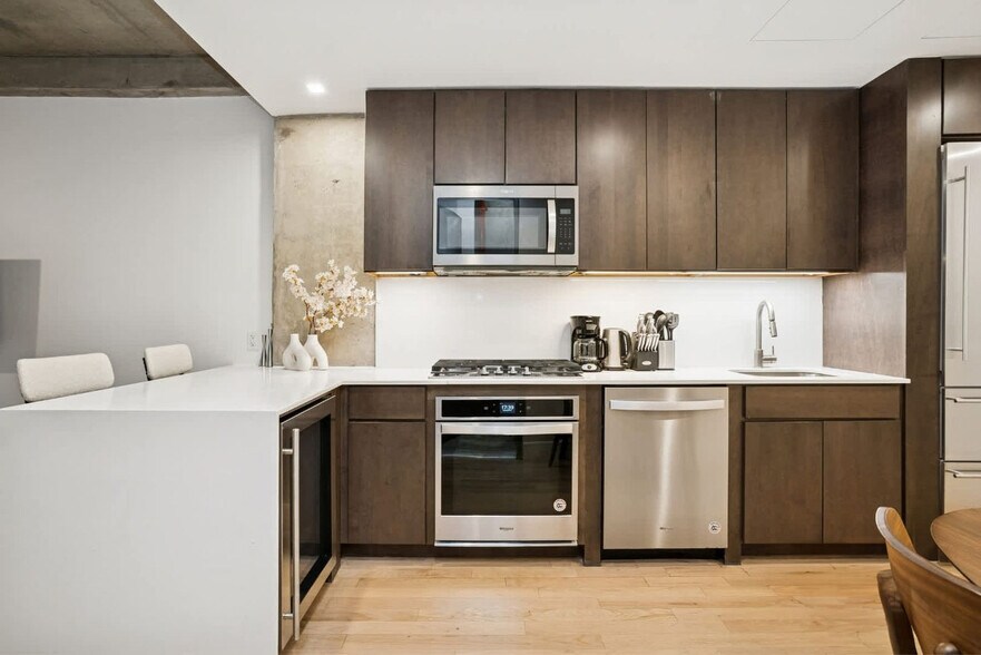 Building Photo - 132 W 26th St