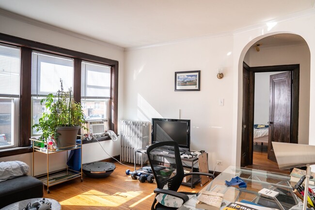 Building Photo - Ravenswood - 1 Bedroom / 1 Bath - Heat Inc...
