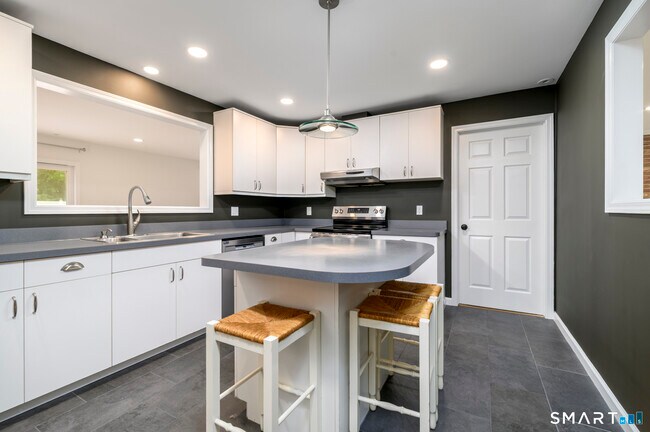 Building Photo - 39 Kenilworth Dr W