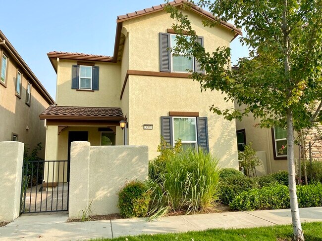 Building Photo - Beautiful two story home in Roseville!