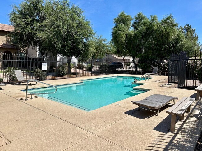 Building Photo - 1912 E Loma Vista St