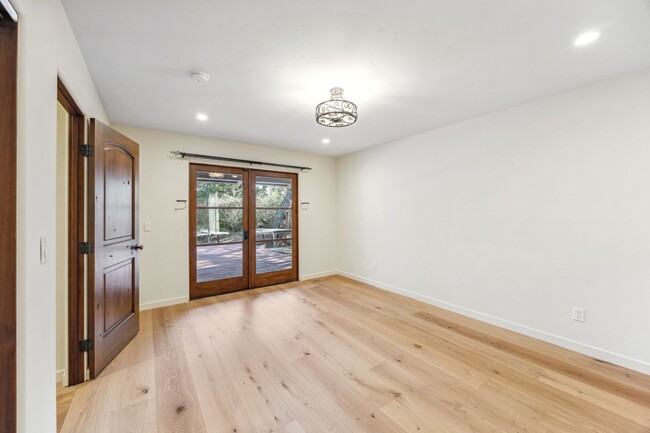 Building Photo - Stunning Single Level Home Central Woodside