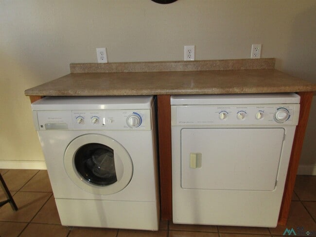 Building Photo - 605 1/2 W Quay Ave