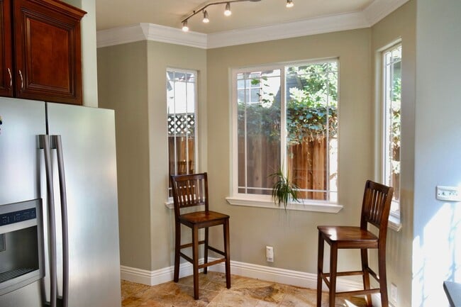 Building Photo - Modern House Near Downtown