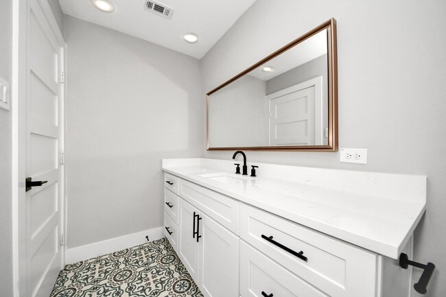 Building Photo - 807 Avenue J