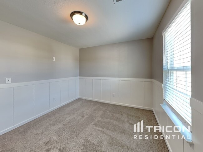 Building Photo - 4636 Queen Pierrette St