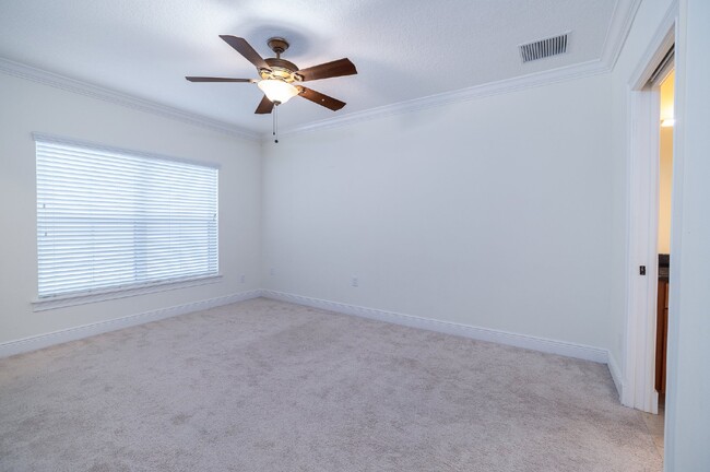 Building Photo - "Spacious & Stylish 3-Bed Oasis in Tampa w...