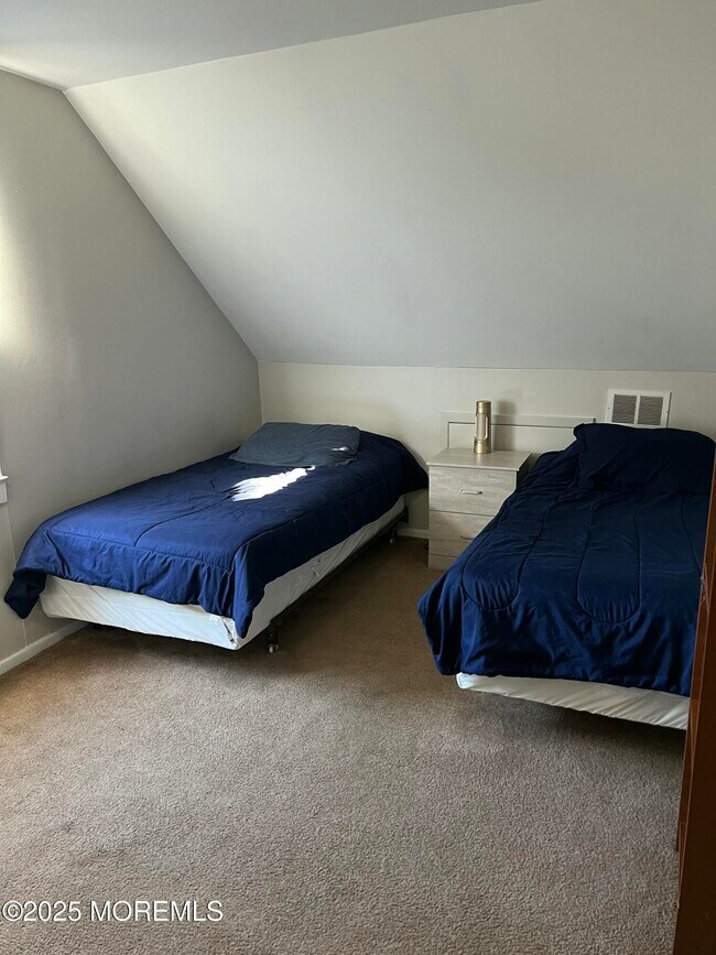 Building Photo - 987 Woodgate Ave