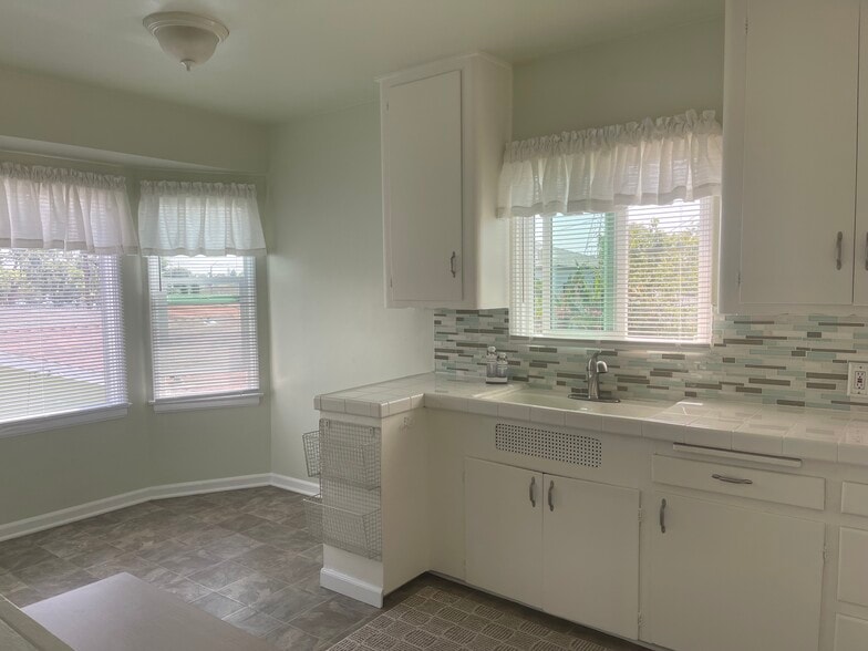 Kitchen - 8991 Burke Ave