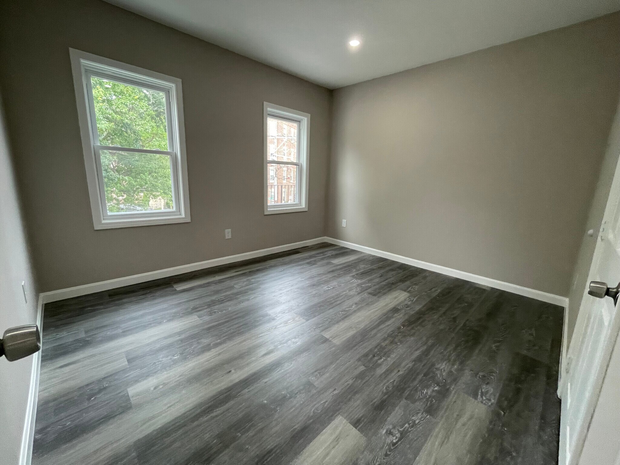 Building Photo - 16 Long Ave