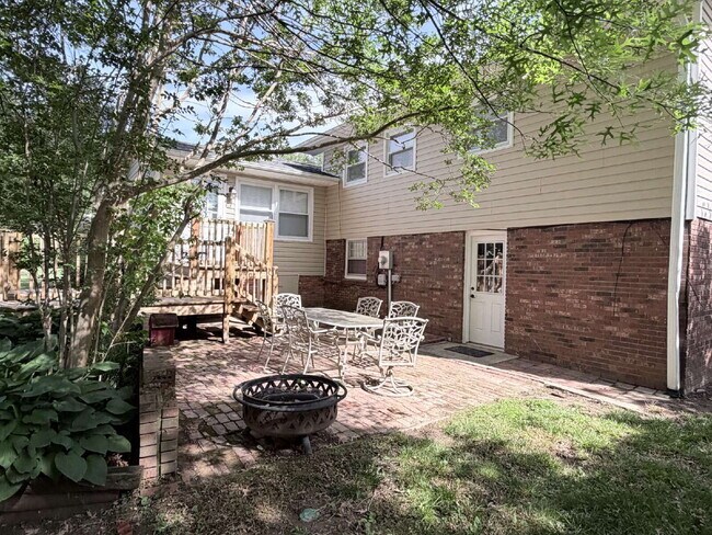 Building Photo - 725 Wildflower Ln