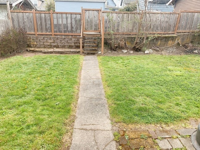 Building Photo - AUG PRELEASE: 5 bdrm/2 bath in York Neighborhood