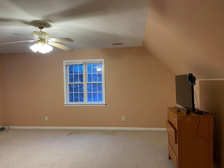 Building Photo - 1300 Lomond Dr