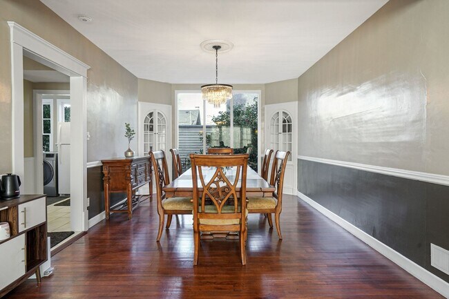 Building Photo - Fully furnished 5-bed, 3.5 bath home in hi...