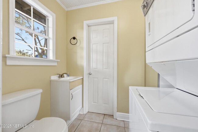 Building Photo - 1047 Cherry St