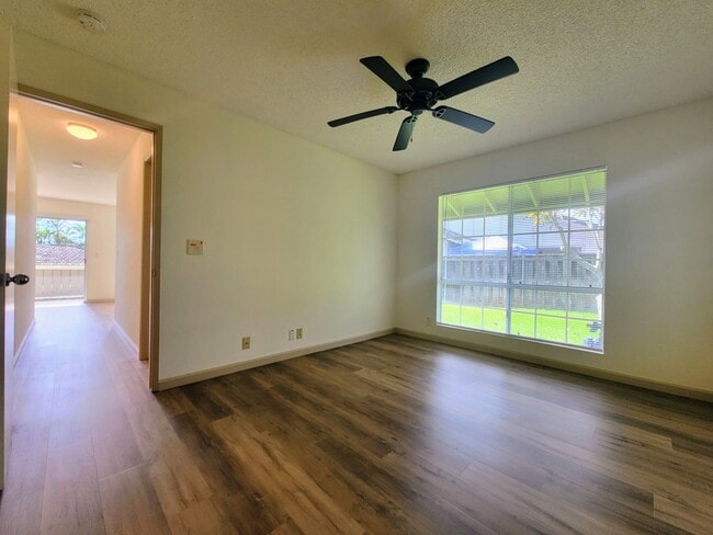 Building Photo - Avaliable now : A 2 Bedroom, 1 bathroom with 2 assigned parking stalls at Royal Palm in Waipio