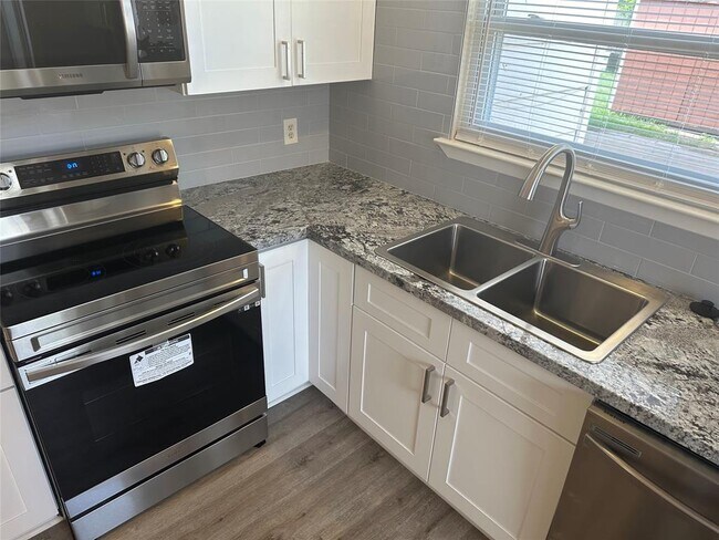Building Photo - 9306 Bollingbrook Dr