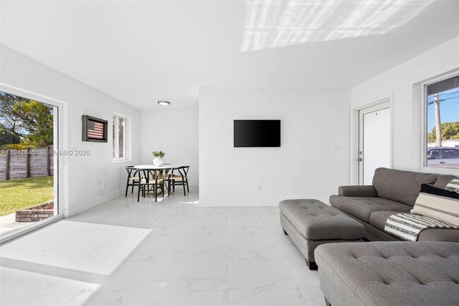 Building Photo - 10750 SW 43rd Ln