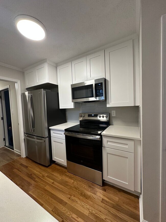 Building Photo - Completely Updated 3BR Home – New Kitchen, Floors, Fixtures & More!