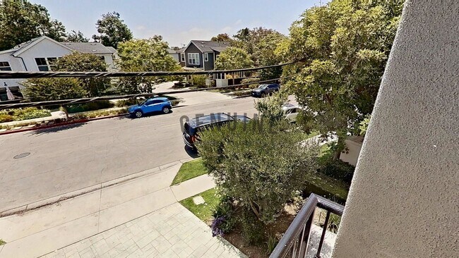 Building Photo - Spacious 3Bd 2.5Ba 2 Story Home w/ Fabulou...
