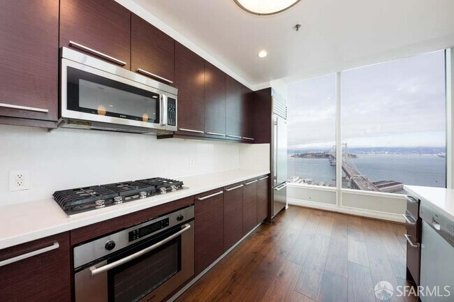 Building Photo - 425 1st St