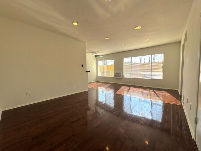 Building Photo - Spacious Top Floor 1 Bedroom in West Hollywood!