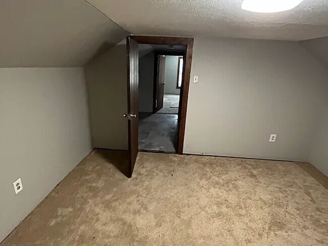 Building Photo - Comfortable  3-Bedroom Home in Cleveland