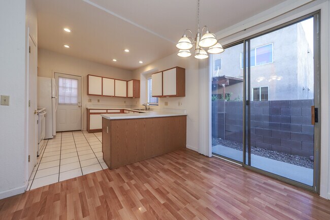 Building Photo - 2927 N Cardell Cir