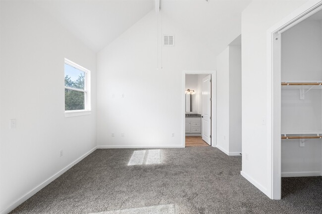 Building Photo - 255 Lourdes Ct
