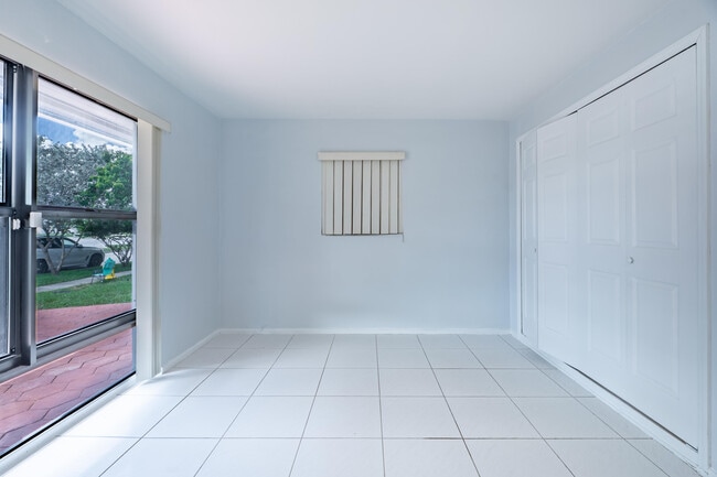 Building Photo - 6113 Royal Palm Blvd