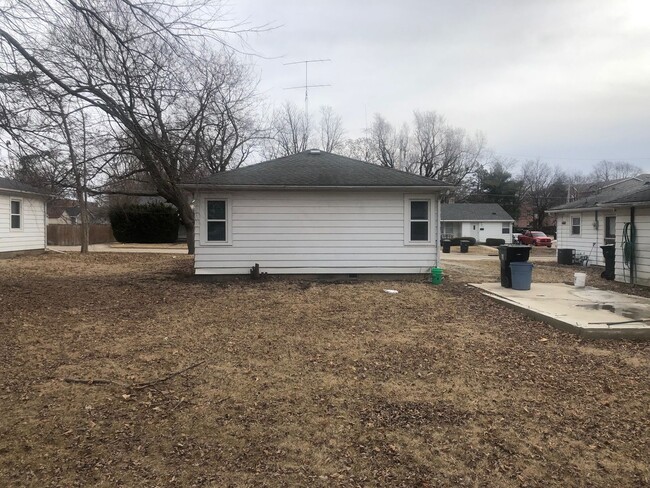 Building Photo - Extremely sharp 2BR house in Normal.  Cent...