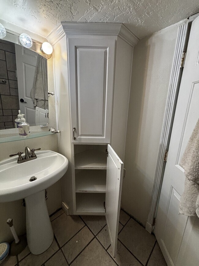 Building Photo - 157 N 400 W