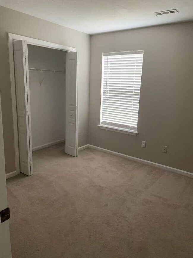 Building Photo - 4beds3bath House for rent